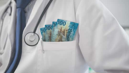 Lead: Ein Genfer steht an der Spitze – die Top 5 der Mediziner, die sich von der Pharmaindustrie Kongressbesuche und Beratungsaufträge bezahlen lassen. Arzt mit Geldscheinen in der Brusttasche