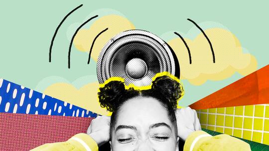 Die obere Gesichtshälfte einer Frau mit geschlossenen Augen und Fäusten neben dem Kopf vor einem Lautsprecher und buntem Hintergrund. Lärm schadet der Gesundheit. Abhilfe können Momente der Ruhe im Alltag schaffen.