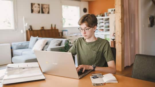Andrin Lütolf sitzt an einem Schreibtisch und arbeitet am Laptop. Lütolf hat eine Maturaarbeit geschrieben, die vielen helfen wird, den digitalen Nachlass regeln zu können.