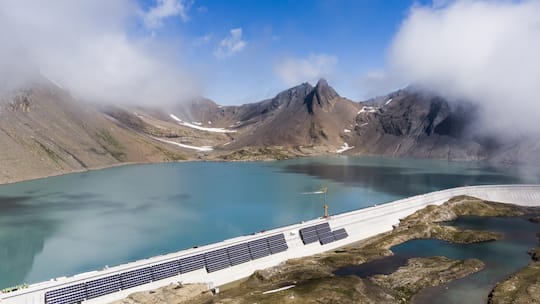 Die grösste alpine Solaranlage an der Muttsee-Staumauer im Kanton Glarus. Der Bundesrat hat im Herbst das Stromunternehmen Axpo mit einem Rettungsschirm von rund 4 Milliarden Franken gestützt. Jetzt schreibt der Konzern einen Gewinn von 3,2 Milliarden Franken. Wie geht das?