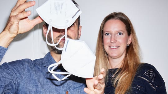 Sarah Serafini und ihr guter Freund Daniel (Name geändert) treffen sich zu einem Gespräch über den Corona-Graben. Die Pandemie riss tiefe Gräben in unsere Gesellschaft. Sie verliefen durch Büros, Sportclubs, Freundschaften, Familien. Kann man sie zuschütten? Ein Gespräch zwischen zwei Freunden mit unterschiedlichen Ansichten.