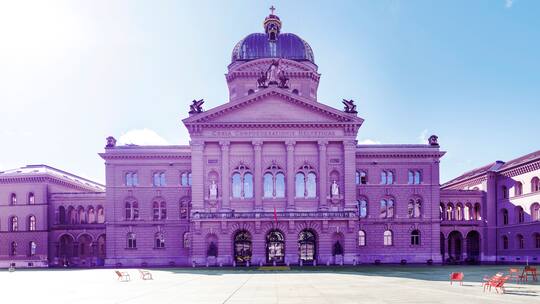 Das Bundeshaus ganz in Lila.
