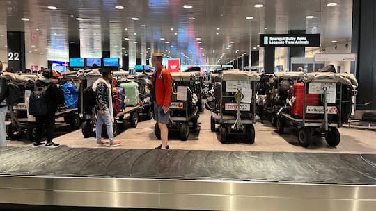 Passagiere am Flughafen Zürich warten tagelang auf ihr Gepäck