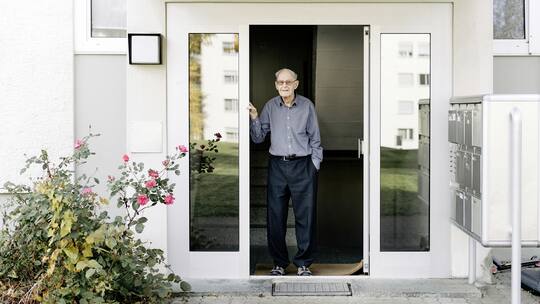 Ernst Vecchi vor der Siedlung wo er wohnt in Zürich Seebach.