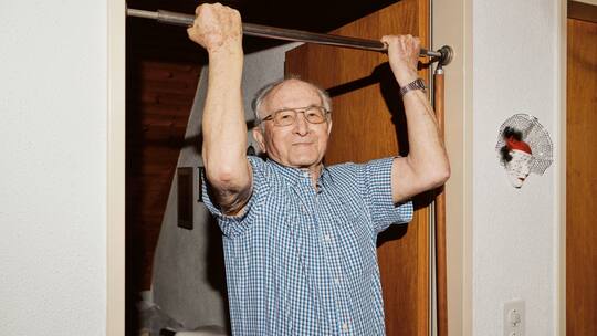 Ein paar Klimmzüge liegen immer drin: Günter Vock in seinem Haus in Winterthur