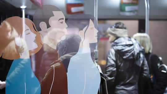 Personen stehen in einem Bus der Verkehrsbetriebe Zuerich (VBZ) mit der staedtischen Kampagne "Zuerich schaut hin", waehrend einer Medienkonferenz am Montag, 6. Februar 2023 in Zuerich. Die Kampagne "Zuerich schaut hin" richtet sich gegen sexuelle Belaestigung im oeffentlichen Raum. Der Bus im Kleid der Kampagne, verkehrt ab morgen Dienstag waehrend einem Jahr.