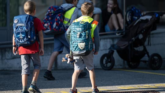 Schueler begeben sich zum Schulhaus, am Montag, 15. August 2022, an der Primarschule in Lauperswil im Emmental. Wie in der ganzen Schweiz herrscht auch im Kanton Bern ein Mangel an Lehrpersonen. (KEYSTONE/Peter Schneider)