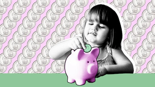 Ein kleines Mädchen wirft eine Münze in ihr Sparschwein - Kinder sollten möglichst früh den richtigen Umgang mit Geld lernen. Ein Sackgeld kann dabei helfen. Die Tipps des Beobachters an Eltern.
