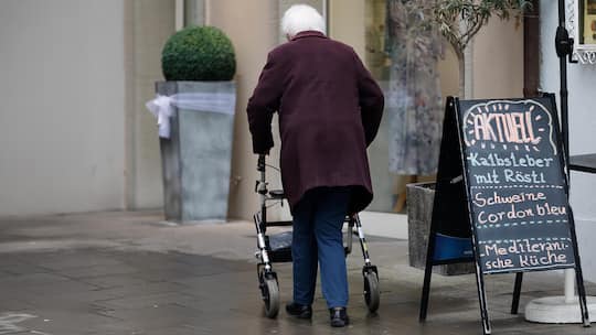 Rentnerin mit Rollator - Wer heute in Rente geht, erhält aus der Pensionskasse im Schnitt 40 Prozent weniger Geld als noch vor 20 Jahren. Der Beobachter erklärt die Gründe – und was Sie dagegen tun können
