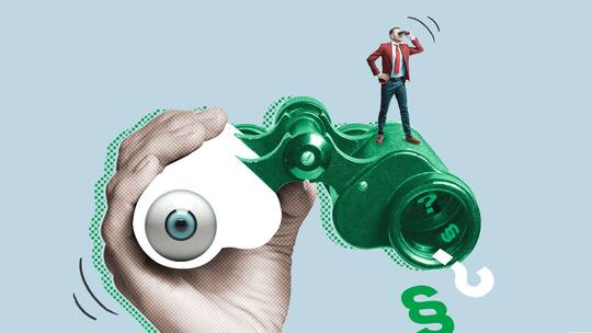 Ein Mann in Miniature-Grösse steht auf einem Feldstecher und blickt ebenfalls mit einem Feldstecher in eine Richtung. Was bringt das Jahr 2024 an gesetzlichen Neuerungen? Ein Überblick, was sich im neuen Jahr ändert