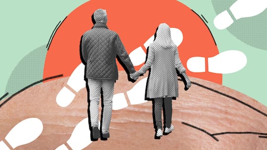 Ein älteres Paar spaziert Hand in Hand auf einen illustrierten Sonnenuntergang am Horizont zu. Wer fürs Alter vorsorgt und selbst bestimmen möchte, was mit einem passiert oder wer zum Finanziellen schauen soll, wenn man selber nicht mehr dazu in der Lage ist, muss dies aktiv tun. 7 Schritte zur Selbstbestimmung