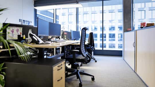 Die Mitarbeiter einer Firma arbeiten von zu Hause aus, fast alle Arbeitsplaetze sind leer, fotografiert am 14. Januar 2021 in Bern. (KEYSTONE/Gaetan Bally)