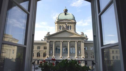 Sicht durch ein Fenster auf die Nordfassade des Bundeshauses in Bern