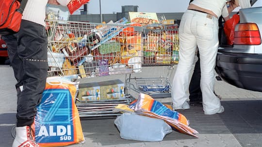 Die niedrigen Preise in Deutschland sind verlockend. Mit Schweizer Konten fallen jedoch oft schmerzliche Gebühren an.