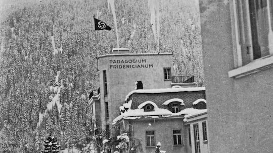 Archivbild Nationalsozialistische Flagge in Davos. Der Bündner Ort war eine Nazi-Hochburg. Eine unveröffentlichte Studie zeigt blinde Flecke, bald folgt ein Dokfilm.