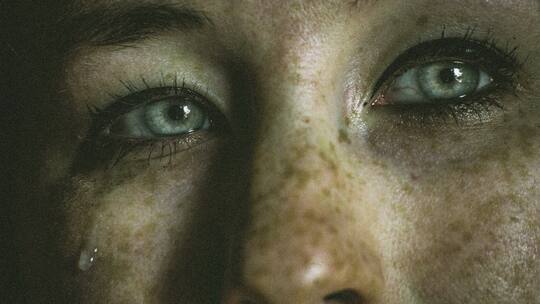 Eine Frau mit Tränen in den Augen