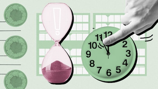 Bei einer Sanduhr ist die Zeit bereits abgelaufen, doch auf einer Uhr wird die Zeit von zwölf Uhr auf fünf vor zwölf zurückgestellt - Die Einsprachefrist verpasst, und schon ist es passiert. Die Steuerrechnung fällt um Tausende Franken höher aus, als sie sein sollte. Der Beobachter erklärt, welche Fristen im Schweizer Steuerrecht gelten.