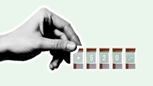 Eine Hand hält Kästchen mit Zahlen – Wenn die Abrechnung ins Haus flattert, ist vielen Mieterinnen und Mietern angst und bange. Völlig unnötig, wenn man die Rechtslage kennt. Der Beobachter gibt 7 Tipps, worauf es bei der Nebenkostenabrechnung ankommt.
