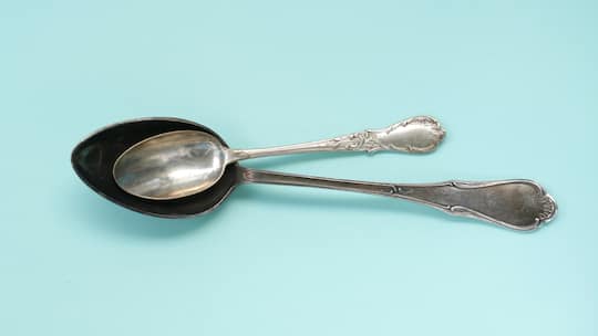 Silberbesteck auf einem Tisch. Der Ständerat will reiche Familien beglücken.