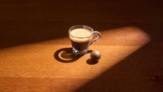 Werbebild der Migros zum Produkt CoffeeB inklusive Kaffeetasse