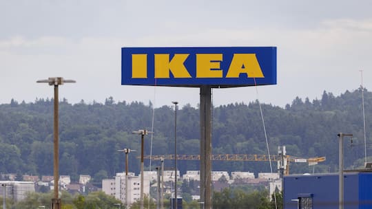 Grosses Ikea-Schild - Einkaufen ohne Reizüberflutung: Der Detailhandel entdeckt auch in der Schweiz die «Stille Stunde». Davon profitieren nicht nur Menschen im Autismus-Spektrum