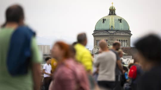Menschen vor Bundeshaus - Wer seine Pensionskassenvermögen vergisst und sich bis zu seinem 100. Geburtstag nicht meldet, verliert sein Geld. Der Beobachter erklärt, worauf Sie achten müssen.