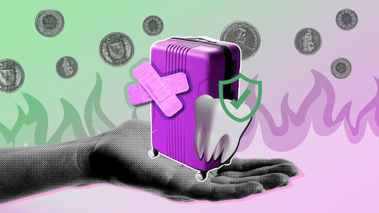 Auf einer ausgestreckten Hand steht ein Rollkoffer, an dem ein Heftpflaster angebracht ist, daneben ein Zahn und drumherum schwirren diverse Frankenstücke. Bei Zusatzversicherungen der Krankenkasse gilt es, sich gut zu überlegen, welche nötig sind. Bei welchen Versicherungen Sie Geld sparen können und wo es sich lohnt, sich abzusichern.
