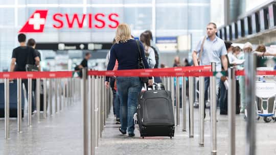 Passagiere der Airline Swiss checken am Flughafen Zürich ein.