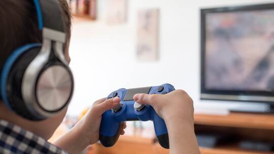 Junge beim Videospielen eines Actiongames