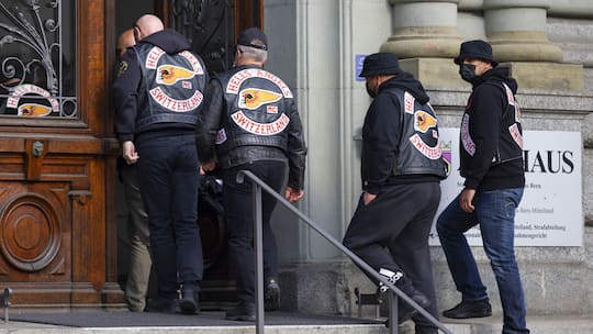 Mitglieder der Hells Angels stehen am Eingang des Gerichtsgebäudes Bern-Mittelland, wo es um einen Prozess um eine Auseinandersetzung mit dem Motorradclub der Bandidos geht.