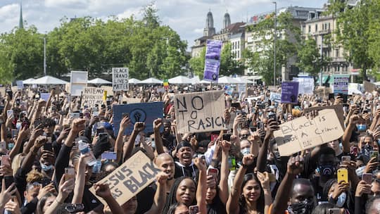 Demonstrierende der «Black Lives Matter»-Bewegung versammeln sich auf dem Zürcher Sechseläutenplatz zu einer Kundgebung gegen Rassismus. Die Anti-Rassismus-Strafnorm verbietet die Diskriminierung von Menschen, die einer bestimmten Rasse, Ethnie oder Religion angehören. Ebenfalls geschützt ist die sexuelle Orientierung.