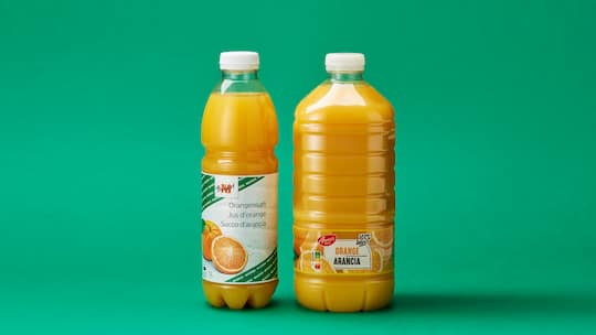 Ein-Liter- und Zwei-Liter-Flasche mit Orangensaft aus der Eigenmarke von Migros. Der Literpreis variierte jedoch und liegt bei der einen Flasche bei CHF 1.95, bei der anderen bei CHF 3.90. Wie kommt dieser Preisunterschied zustande?