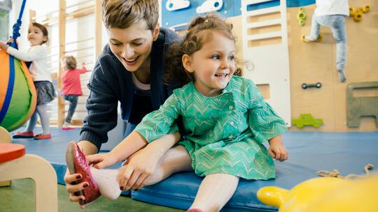 SOS Beobachter: Dank Spenden frühe Förderung für ein kleines Mädchen