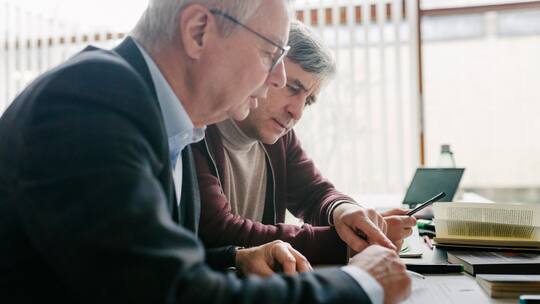 Firmen lassen Angestellte übers Pensionsalter hinaus weiterarbeiten