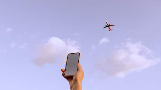 Wer im Ausland im Internet surfen möchte, braucht ein Datenpaket. Da gibt es aber diverse Optionen.