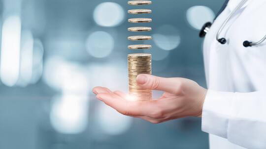 65 Pharmafirmen bezahlten letztes Jahr gesamthaft 221 Millionen Franken an Ärztinnen und Ärzte, Spitäler, Fachgesellschaften, Patientenorganisationen und andere Institutionen der Gesundheitsbranche. Münzen auf Arzthand.