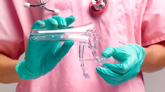 Eine Ärztin hält ein vaginales Spekulum für einen Krebsabstrich in den Händen. Die Krankenkasse übernimmt gewisse Vorsorgeuntersuchungen.