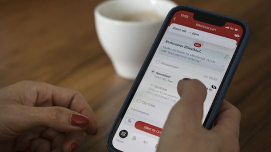 Smartphone mit SBB-App - Wer das komplizierte Tarifsystem der SBB durchschaut, kann beim Zugfahren in der Schweiz massiv Geld sparen