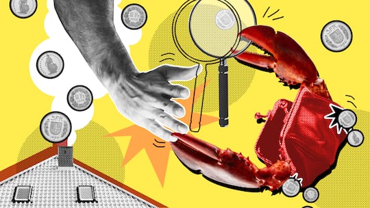 Ein Krebs und eine Hand greifen nach einer Lupe vor gelbem Hintergrund mit Franken-Münzen – So senken Sie Ihre Ausgaben für Miete, Krankenkasse, Steuern und weiteren Fixkosten