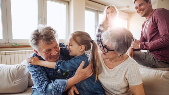 Grosseltern, Eltern und Kind - Eltern hoffen auf Entlastung, Senioren wollen Freiheit. Wie viel Hüeti-Dienst ist Pflicht? Ein Generationen-Konflikt über Zeit, Grenzen und Erwartungen