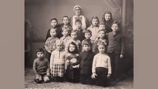 Masha Reisel (unterste Reihe, Erste von rechts) im Kindergarten im Auffanglager Adliswil, Herbst 1942.