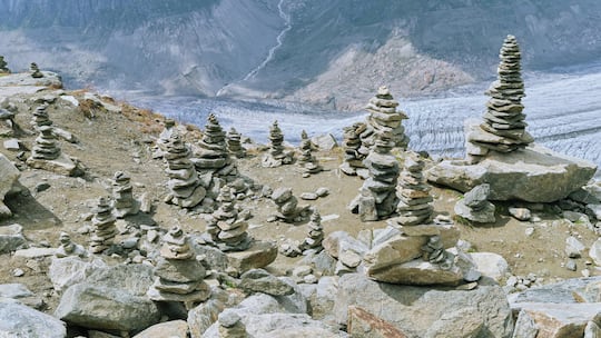 Steintürme mit dem Aletschgletscher - Nach dem Hitzesommer etwas fürs Klima tun, ohne das ganze Leben umzukrempeln? Kein Problem! Wer im Alltag gezielt ansetzt, spart CO₂ – und entlastet erst noch das Portemonnaie