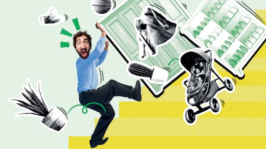 Ein Mann läuft eine Treppe hoch, während ihm Pflanzen, Schuhe, ein Regal und ein Kinderwagen entgegenkommen. Was im Treppenhaus Tabu ist.