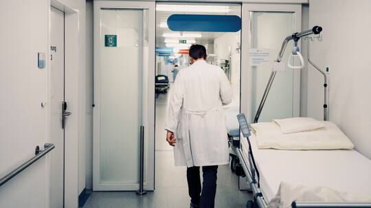 Unterwegs mit Markus Schwendinger im Kantonsspital Baden. Notaufnahme und Triagensystem. Wespen- oder Zeckenstich, verstauchter Fuss:Bagatellfälle überfluten die Notfallstationen. Das gefährdet das gesamte Gesundheitssystem.