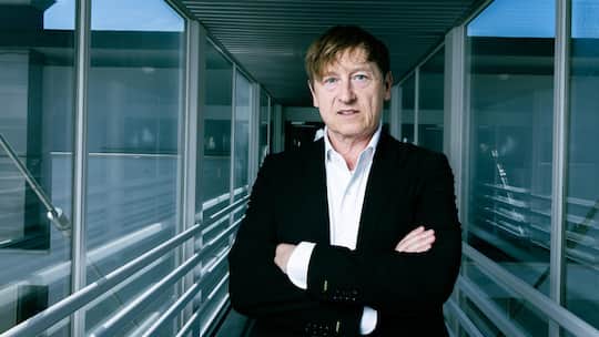 Porträt Stefan Meierhans - 30 Rappen oder Fr. 1.20 pro Kilowattstunde? Niemand blickt beim Laden von E-Autos durch. Der Preisüberwacher fordert nun ein digitales Tool für mehr Transparenz