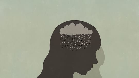 Eine Silhouette eines Kopfes, in dem es aus einer Wolke regnet - Wer eine psychotherapeutische Beratung benötigt, sollte diese durch eine Hausärztin anordnen lassen. Das gilt in der Schweiz, damit die Krankenkasse die Kosten für die Psychotherapie übernimmt.