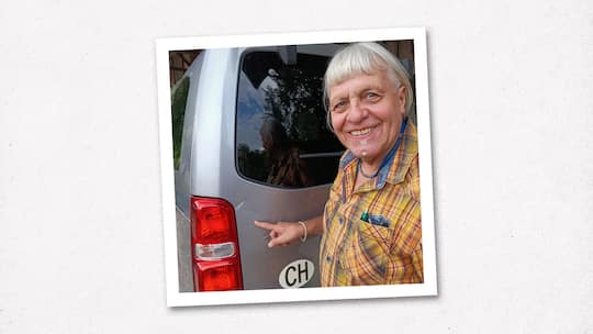 Ernst Bolliger zeigt auf die Beule auf seinem Auto - Ein Solothurner bringt sein Auto in die Werkstatt – und als er es wieder abholt, ist es beschädigt. Jetzt liegen sich Kunde und Garagist in den Haaren: Wann und wie ist der Schaden entstanden