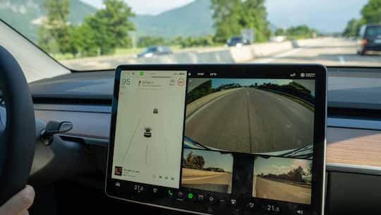 Blick auf Fahrassistent und auf Strasse - Ein Autofahrer krachte auf der Autobahn in ein bremsendes Auto und schob die Schuld auf den Fahrassistenten. Doch das Bundesgericht stellt klar: Die Verantwortung liegt immer beim Fahrer