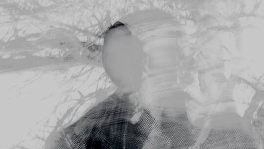 Anonymisierte Person in schwarz-weiss. Erstmals zeigt eine Studie: Mehr als die Hälfte der Erwachsenen unterstützt einen Menschen, der psychisch erkrankt ist. Viele fühlen sich allein gelassen.