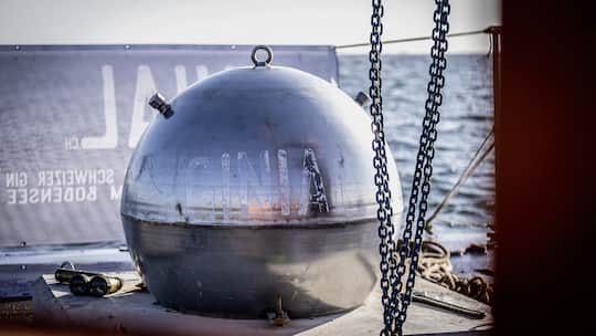Eine Brennerei versenkt eine 800-Kilo-Kugel mit Alkohol im Bodensee. Wo ist der Gin hin?